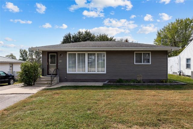 105 South Street, Urbana, IA 52345