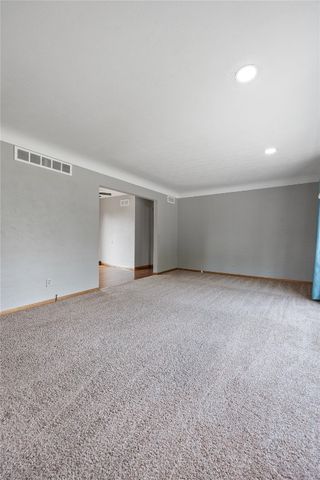 105 South Street, Urbana, IA 52345