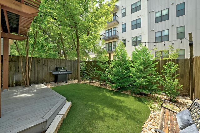 512 Eberhart LN 1906, Austin, TX 78745