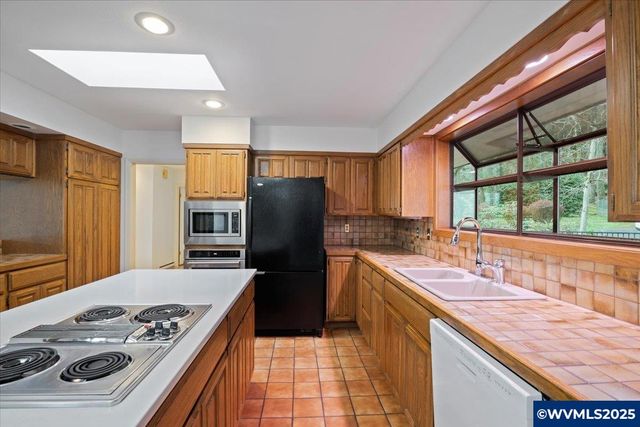 2369 Emerald Dr NW, Salem, OR 97304