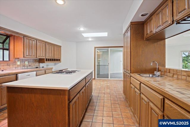 2369 Emerald Dr NW, Salem, OR 97304