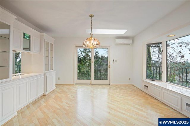 2369 Emerald Dr NW, Salem, OR 97304