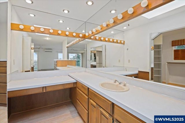 2369 Emerald Dr NW, Salem, OR 97304