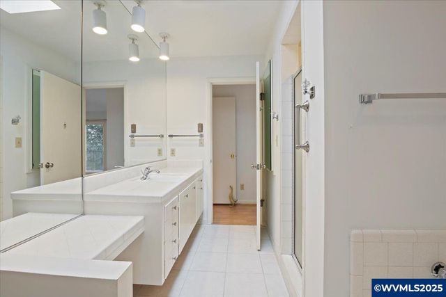 2369 Emerald Dr NW, Salem, OR 97304