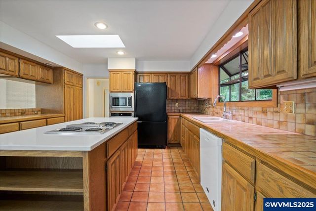 2369 Emerald Dr NW, Salem, OR 97304