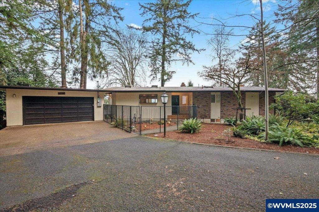 2369 Emerald Dr NW, Salem, OR 97304