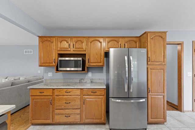 W248S6006 Deerfield CIRCLE, Waukesha, WI 53189