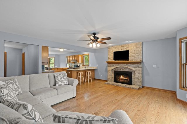 W248S6006 Deerfield CIRCLE, Waukesha, WI 53189