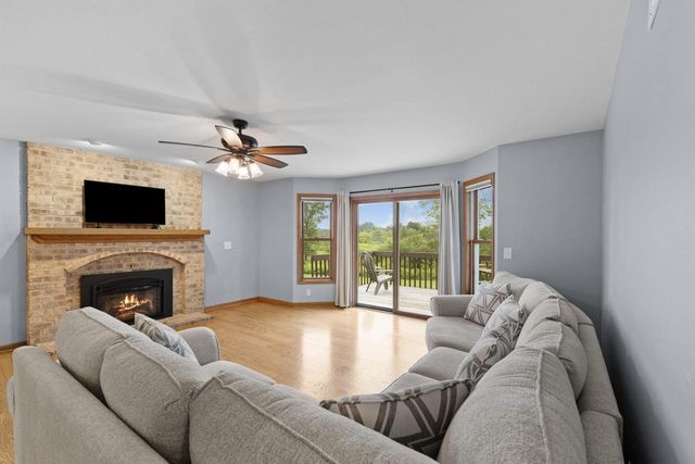W248S6006 Deerfield CIRCLE, Waukesha, WI 53189