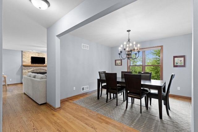 W248S6006 Deerfield CIRCLE, Waukesha, WI 53189