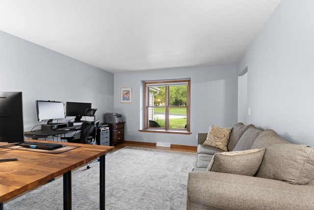 W248S6006 Deerfield CIRCLE, Waukesha, WI 53189