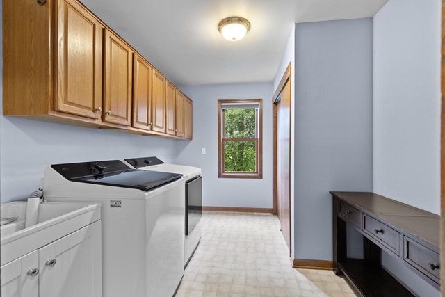 W248S6006 Deerfield CIRCLE, Waukesha, WI 53189