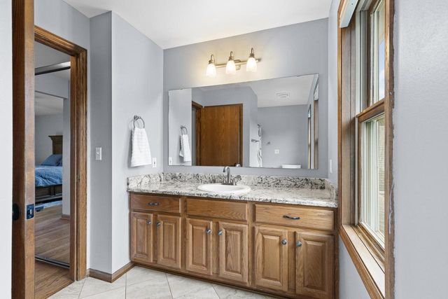 W248S6006 Deerfield CIRCLE, Waukesha, WI 53189
