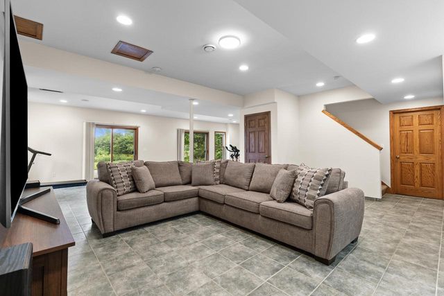 W248S6006 Deerfield CIRCLE, Waukesha, WI 53189