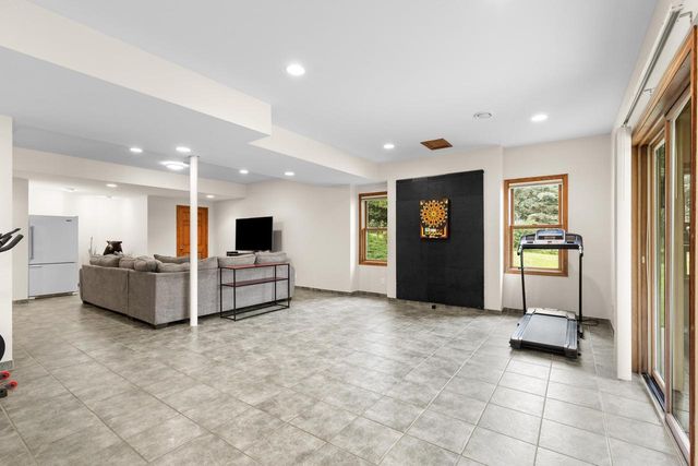 W248S6006 Deerfield CIRCLE, Waukesha, WI 53189