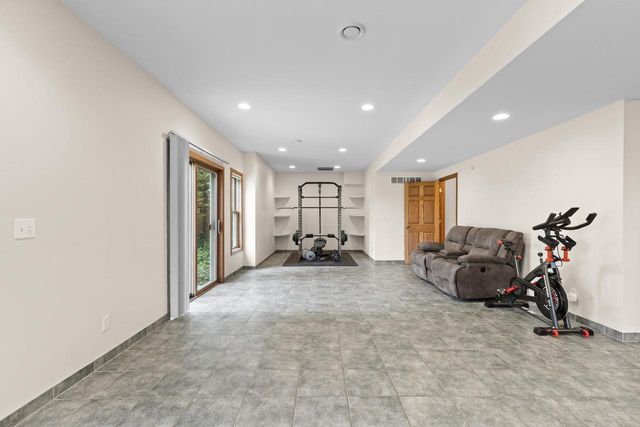 W248S6006 Deerfield CIRCLE, Waukesha, WI 53189