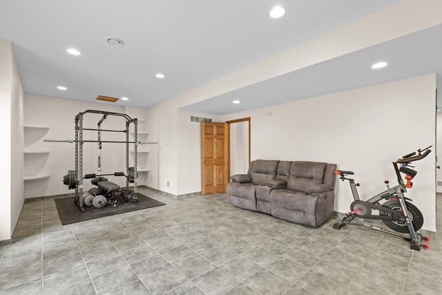 W248S6006 Deerfield CIRCLE, Waukesha, WI 53189