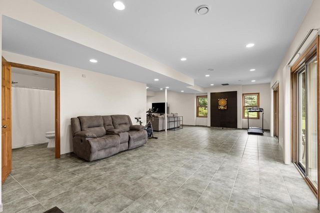 W248S6006 Deerfield CIRCLE, Waukesha, WI 53189