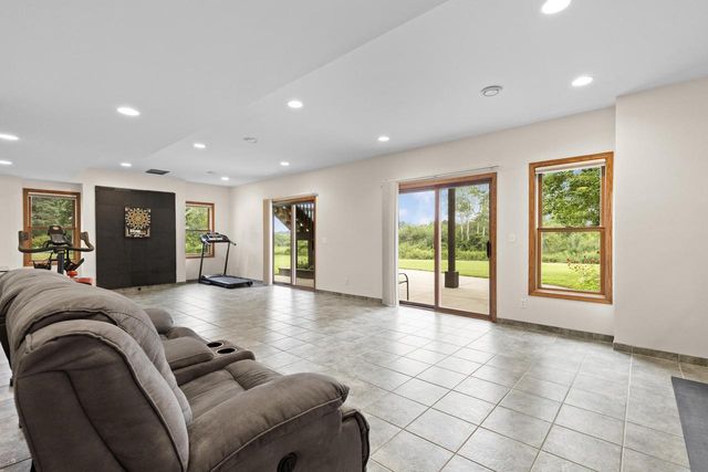 W248S6006 Deerfield CIRCLE, Waukesha, WI 53189