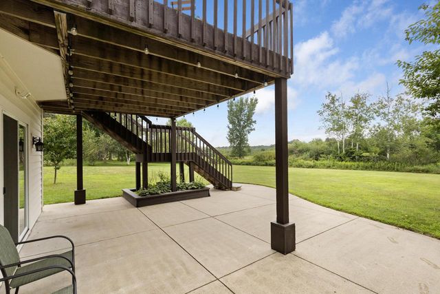 W248S6006 Deerfield CIRCLE, Waukesha, WI 53189