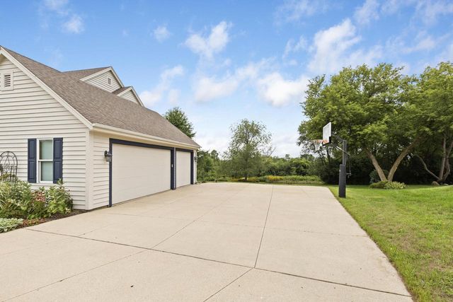 W248S6006 Deerfield CIRCLE, Waukesha, WI 53189