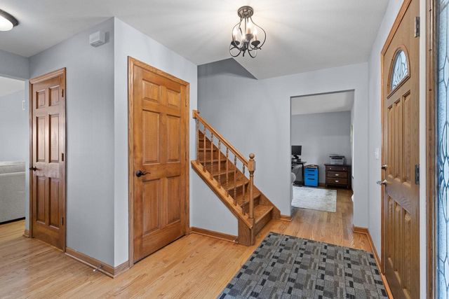 W248S6006 Deerfield CIRCLE, Waukesha, WI 53189