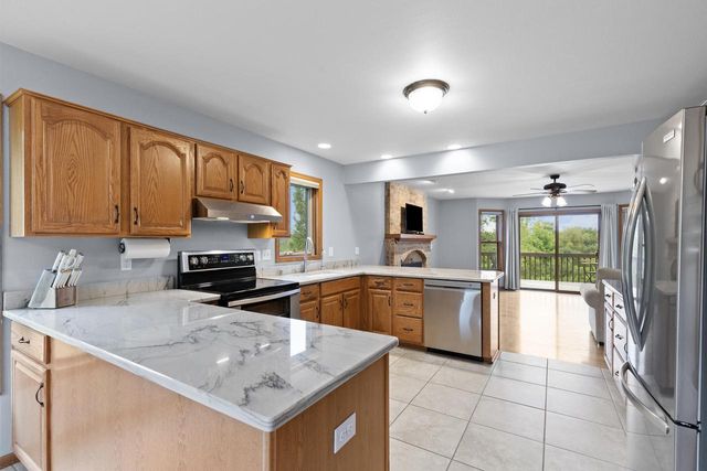 W248S6006 Deerfield CIRCLE, Waukesha, WI 53189