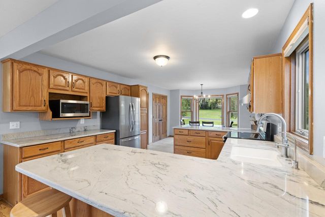 W248S6006 Deerfield CIRCLE, Waukesha, WI 53189