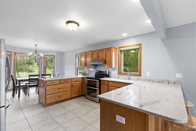 W248S6006 Deerfield CIRCLE, Waukesha, WI 53189