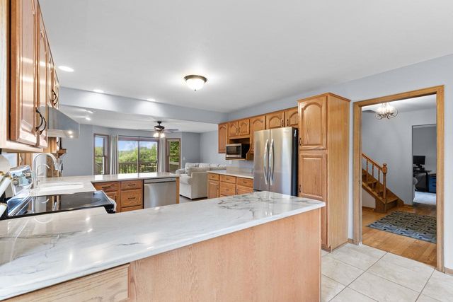 W248S6006 Deerfield CIRCLE, Waukesha, WI 53189