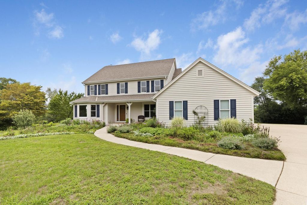 W248S6006 Deerfield CIRCLE, Waukesha, WI 53189