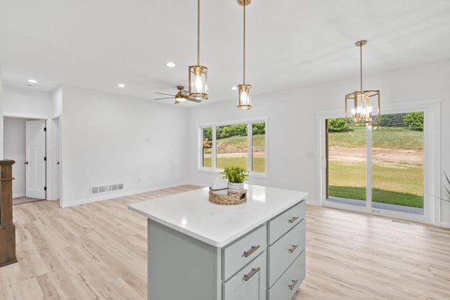 935 Hay Creek Trail, Reedsburg, WI 53959