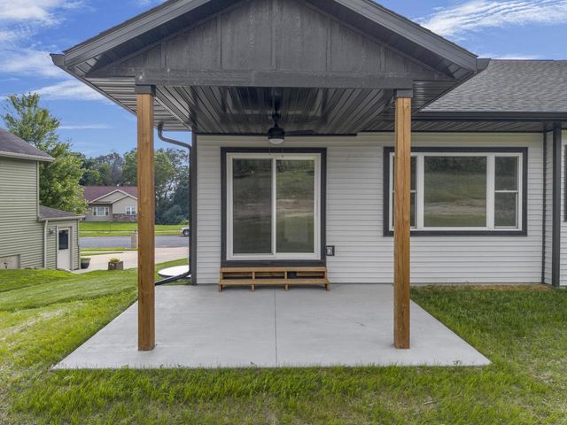 935 Hay Creek Trail, Reedsburg, WI 53959