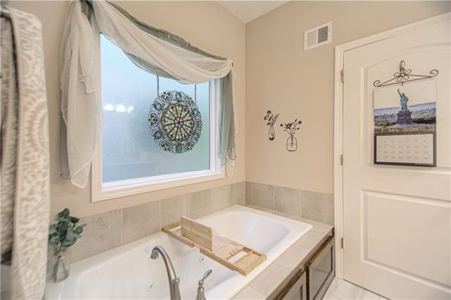 1913 Cemco Drive, Liberty, MO 64068