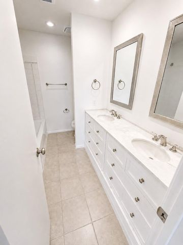 2170 Pilgrims Point Dr, Friendswood, TX 77546