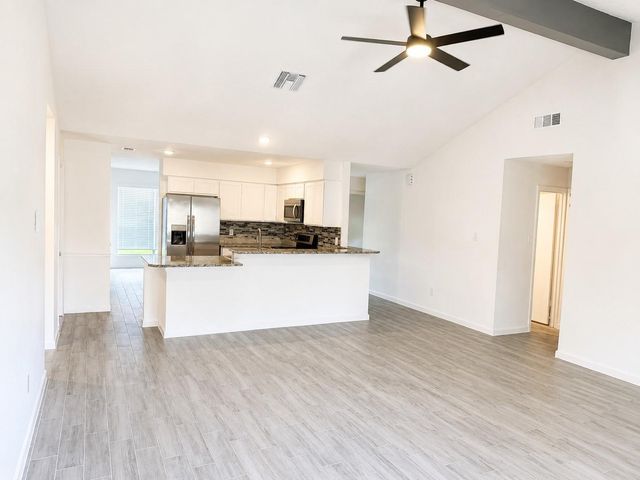 2170 Pilgrims Point Dr, Friendswood, TX 77546