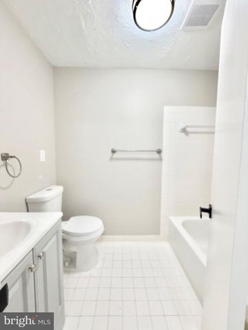 5941 HERITAGE DR, Burke, VA 22015