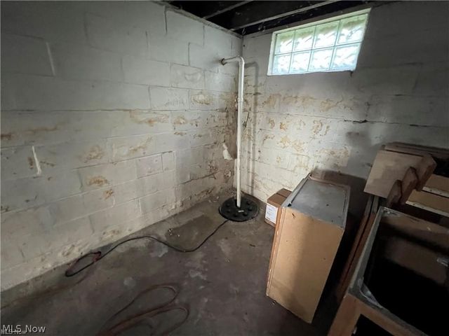 2773 Burton Street SE, Warren, OH 44484