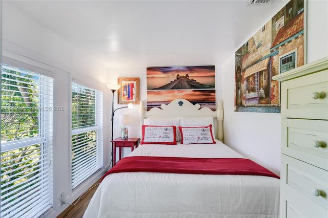 212 SW 1st Ave, Hallandale Beach, FL 33009