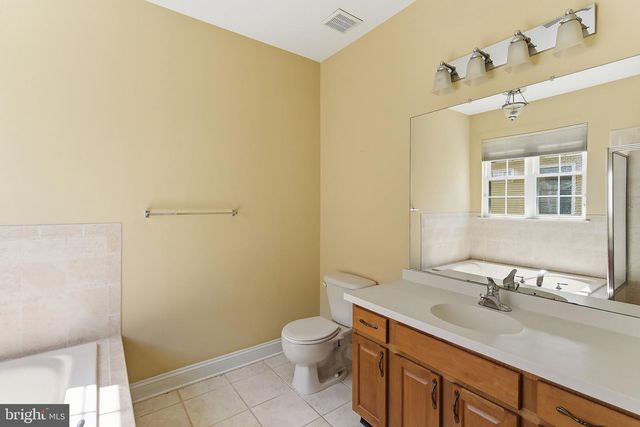 102 HUMMINGBIRD DR, Hamilton, NJ 08690