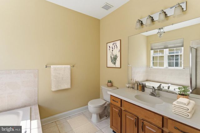 102 HUMMINGBIRD DR, Hamilton, NJ 08690