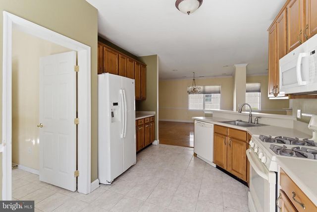 102 HUMMINGBIRD DR, Hamilton, NJ 08690