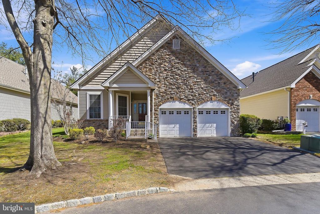 102 HUMMINGBIRD DR, Hamilton, NJ 08690