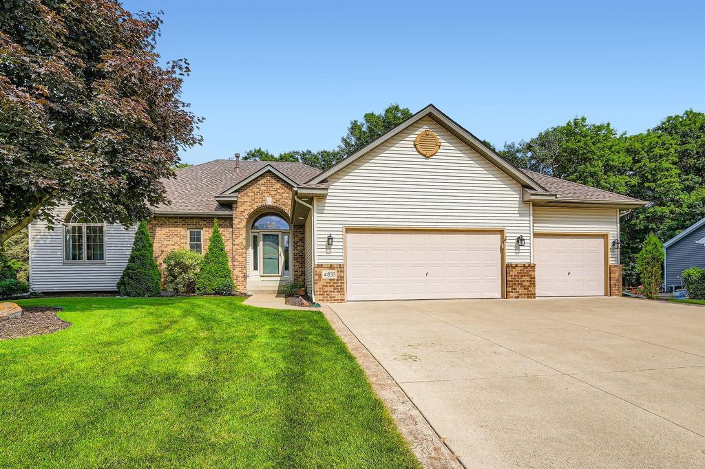 4833 Hillvale Avenue N, Oakdale, MN 55128