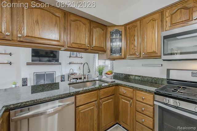 428 Carter Drive, Troy, MI 48098