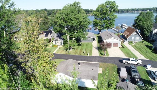 10868 Bob White Beach Boulevard, Hamburg Township, MI 48189