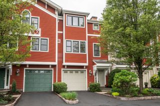 645 Prospect Avenue 9, West Hartford, CT 06105