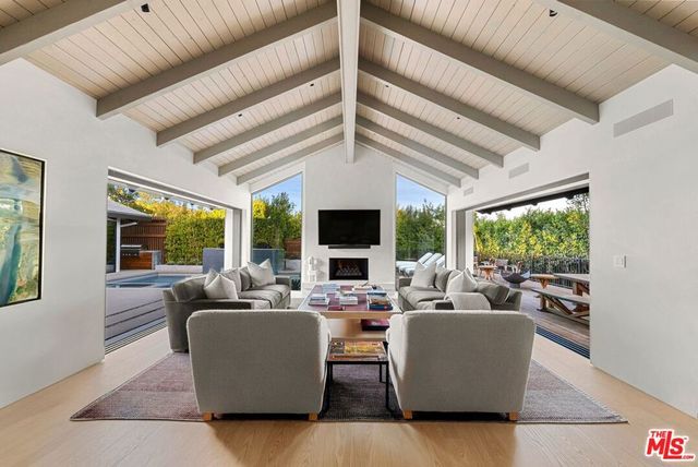 433 Bellagio Terrace, Los Angeles, CA 90049