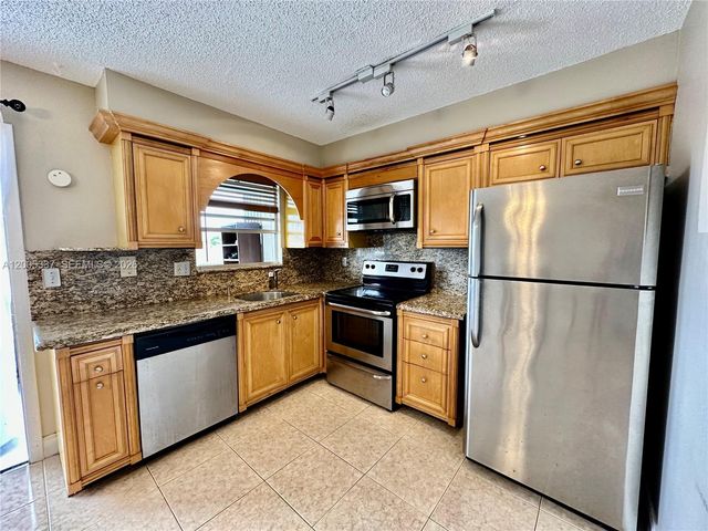 1100 SE 4th Ave 32, Deerfield Beach, FL 33441