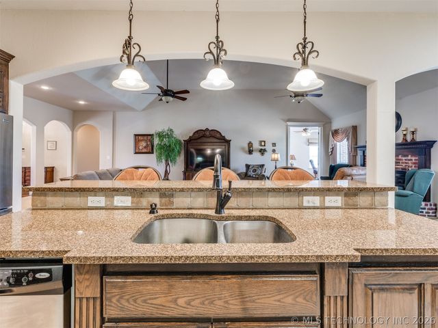 16184 S 279th East Avenue, Coweta, OK 74429